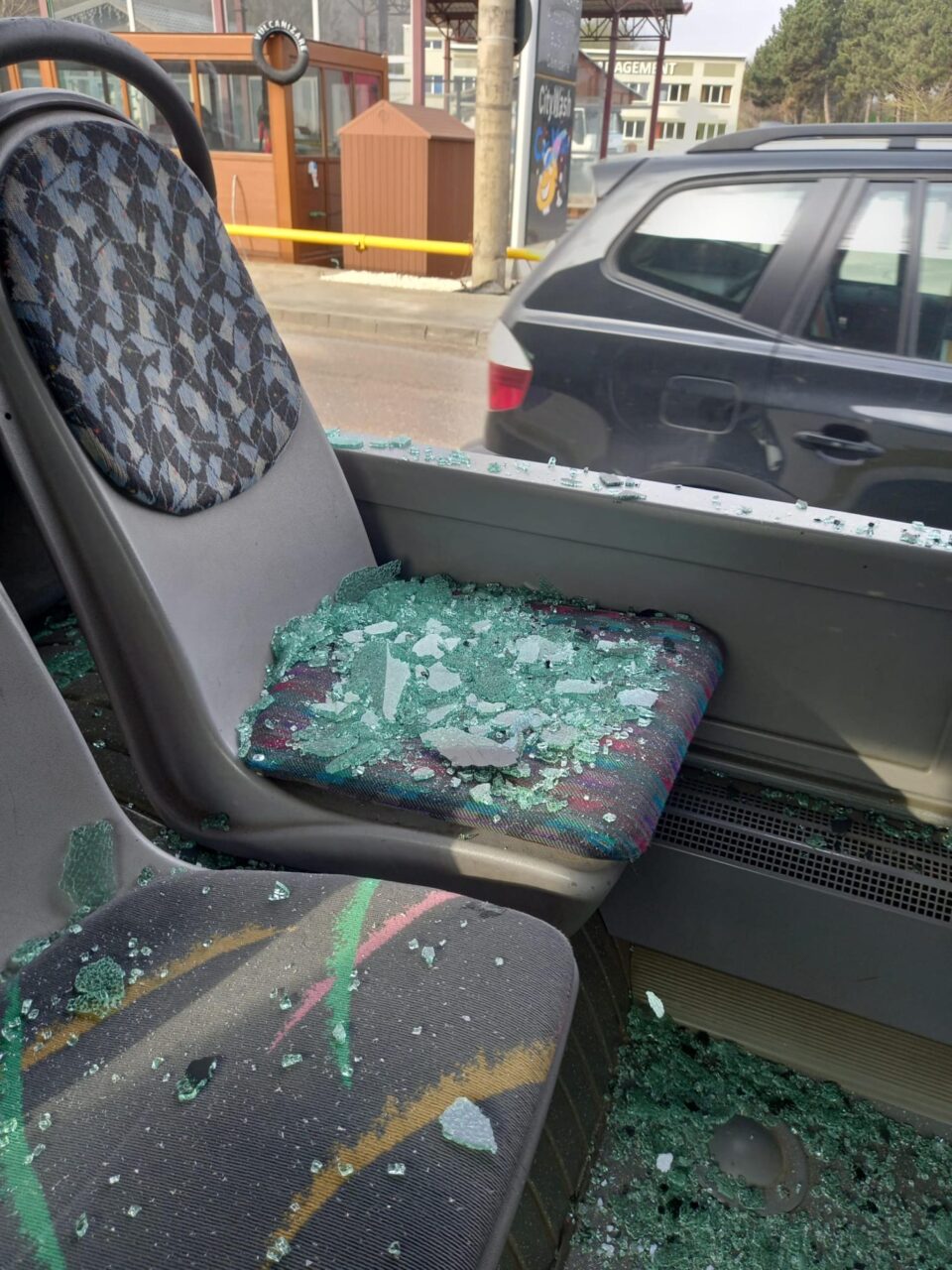 Două dintre geamurile autobuzului marca Mercedes Citaro, au fost făcute distruse total, cioburile răspândindu-se peste tot