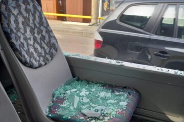 Două dintre geamurile autobuzului marca Mercedes Citaro, au fost făcute distruse total, cioburile răspândindu-se peste tot