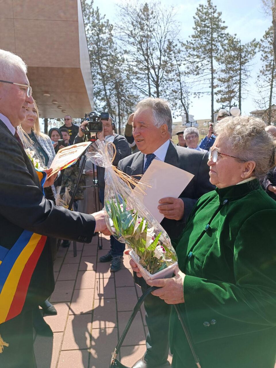Cuplurile aflate la 50 de ani de căsnicie au primit diplome, flori și mulțumiri din partea comunității