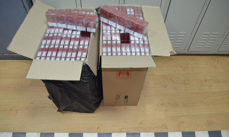 Țigări de aproape 50.000 de euro, descoperite în mașini lăsate în curtea unei case nelocuite Țigări de aproape 50.000 de euro, descoperite în mașini lăsate în curtea unei case nelocuite