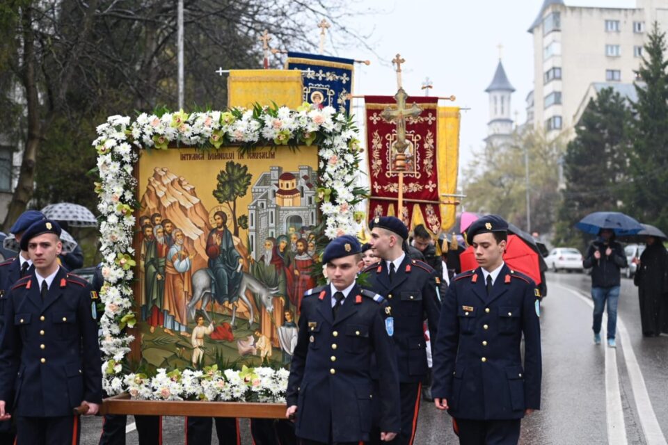 Pelerinaj de Florii pe străzile Sucevei, organizat pentru prima data de Arhiepiscopia Sucevei și Rădăuților