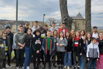 Tineri sportivi refugiați ucraineni, înotători de performanță, au petrecut o zi minunată alături de voluntarii Asociației Tinerilor Ortodocși Suceveni (ATOS)