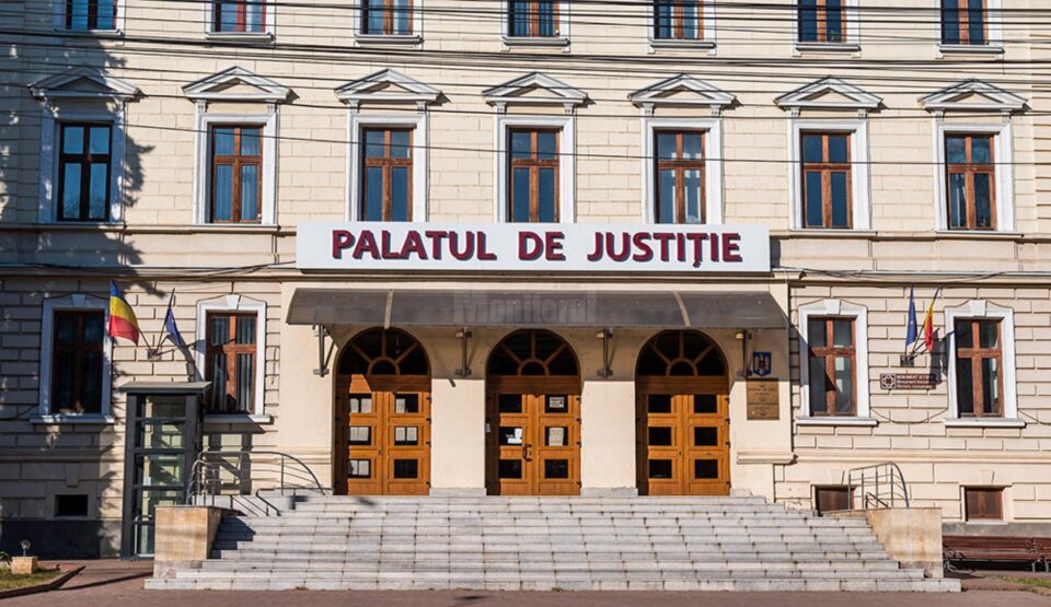 Două femei și un bărbat, condamnați pentru agresarea a patru polițiști