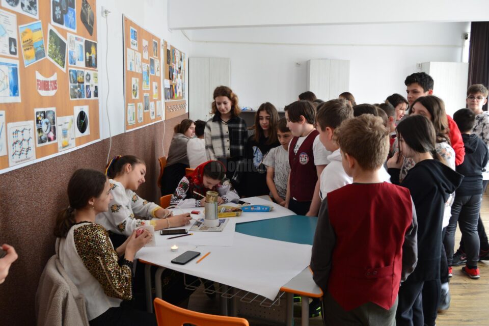 Atelier de încondeiat ouă, ediția a III-a, inițiat de Asociația Mereu Tineri Suceava
