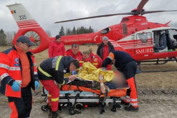 Un bărbat lovit de un arbore, transportat la spital cu un elicopter