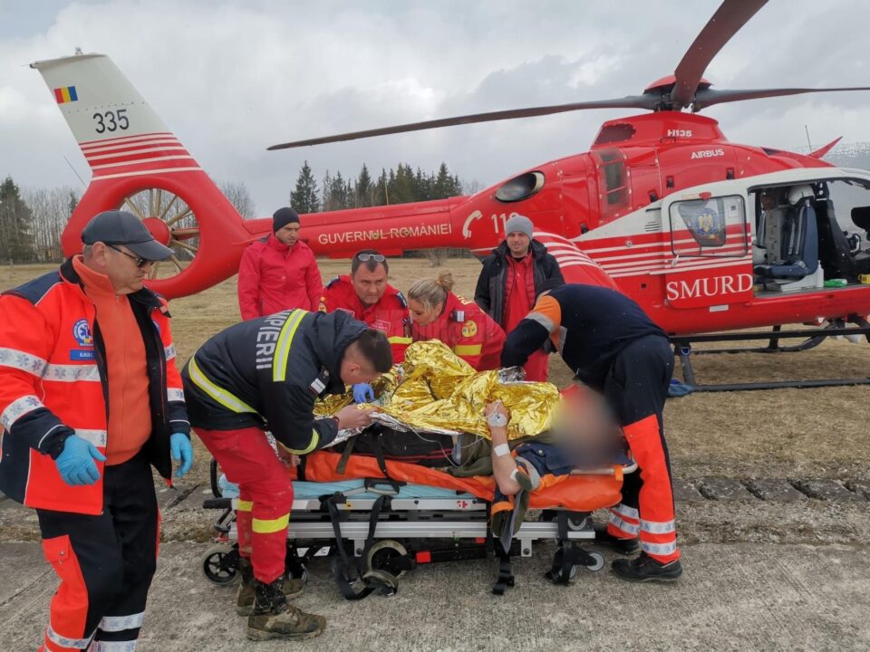 Un bărbat lovit de un arbore, transportat la spital cu un elicopter