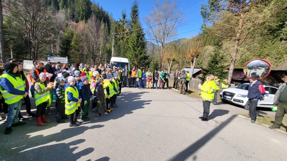 La acțiunea de ecologizare au participat copii dar și oameni maturi