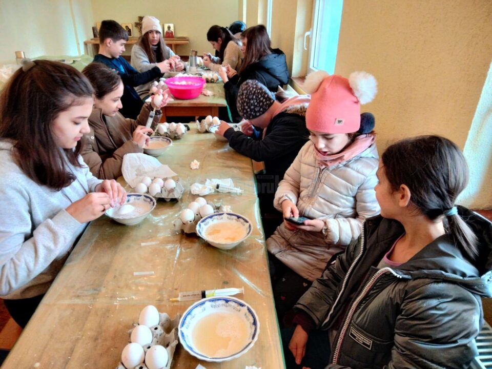 Atelier de încondeiat ouă, ediția a III-a, inițiat de Asociația Mereu Tineri Suceava