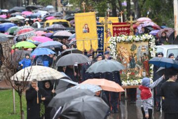 Mii de credincioși au participat la primul Pelerinaj de Florii organizat de Arhiepiscopia Sucevei și Rădăuților