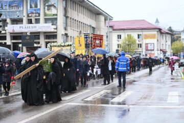 Mii de credincioși au participat la primul Pelerinaj de Florii organizat de Arhiepiscopia Sucevei și Rădăuților