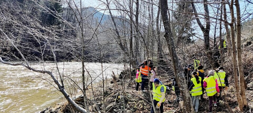 La acțiunea de ecologizare au participat copii dar și oameni maturi