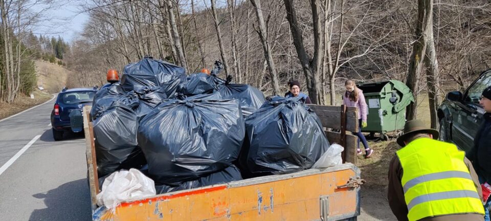 Gunoi adunat la acțiunea de ecologizare de la Crucea