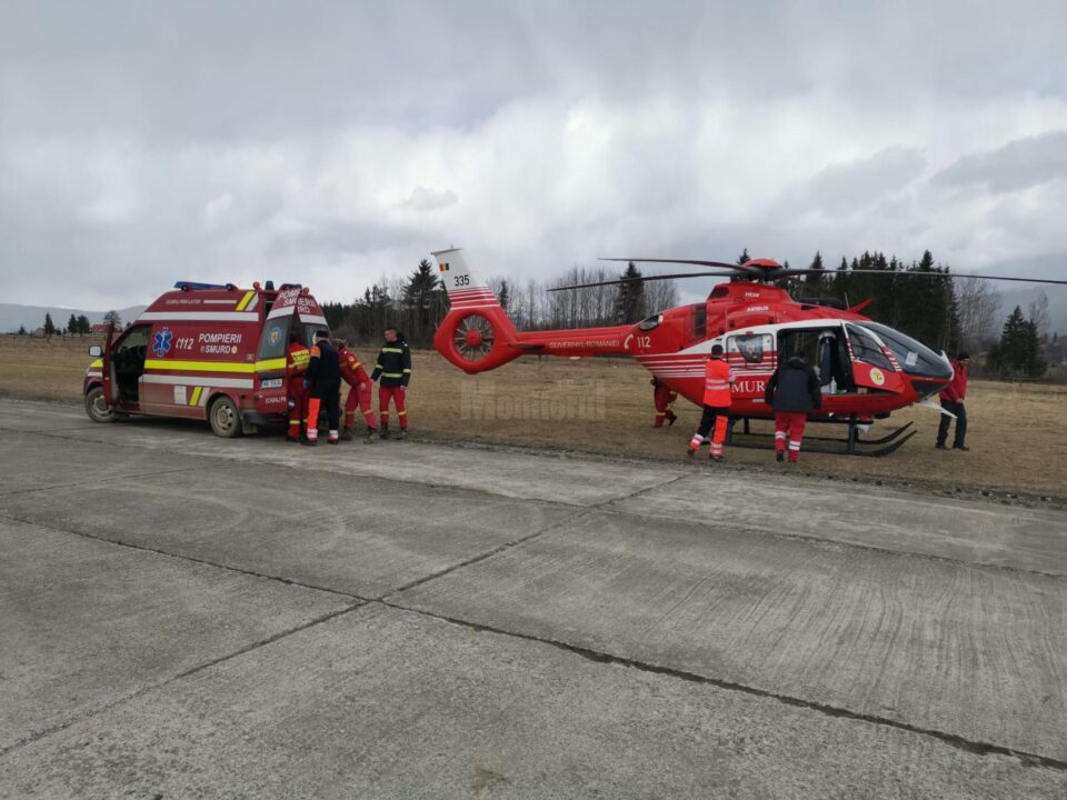 Un bărbat lovit de un arbore, transportat la spital cu un elicopter