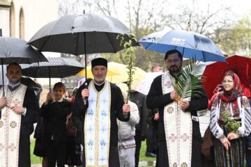 Mii de credincioși au participat la primul Pelerinaj de Florii organizat de Arhiepiscopia Sucevei și Rădăuților