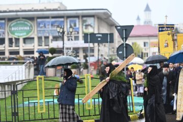 Mii de credincioși au participat la primul Pelerinaj de Florii organizat de Arhiepiscopia Sucevei și Rădăuților