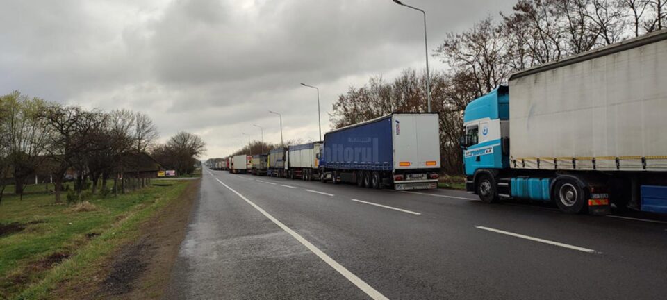 Cozi de tiruri de 17 kilometri la intrarea în țară, prin PTF Siret
