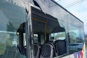 Două dintre geamurile autobuzului marca Mercedes Citaro, au fost făcute distruse total, cioburile răspândindu-se peste tot