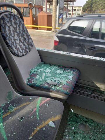 Geamurile unui autobuz TPL, sparte de un TIR care l-a „agățat” la un viraj