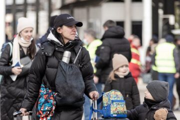 Mama cu copii în Vama Siret Foto Camelia Iordache