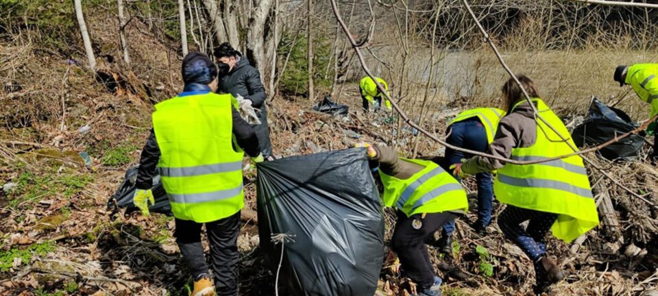 La acțiunea de ecologizare au participat copii dar și oameni maturi
