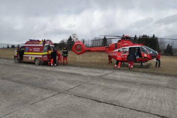 Bărbatul a fost preluat de un elicopter