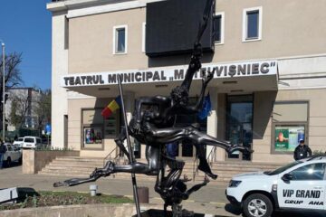 Cea mai recentă lucrare a sculptorului Ion Mândrescu, expusă în fața Teatrului „Matei Vișniec” din Suceava