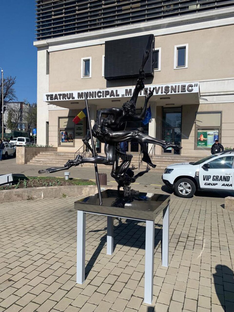 Cea mai recentă lucrare a sculptorului Ion Mândrescu, expusă în fața Teatrului „Matei Vișniec” din Suceava