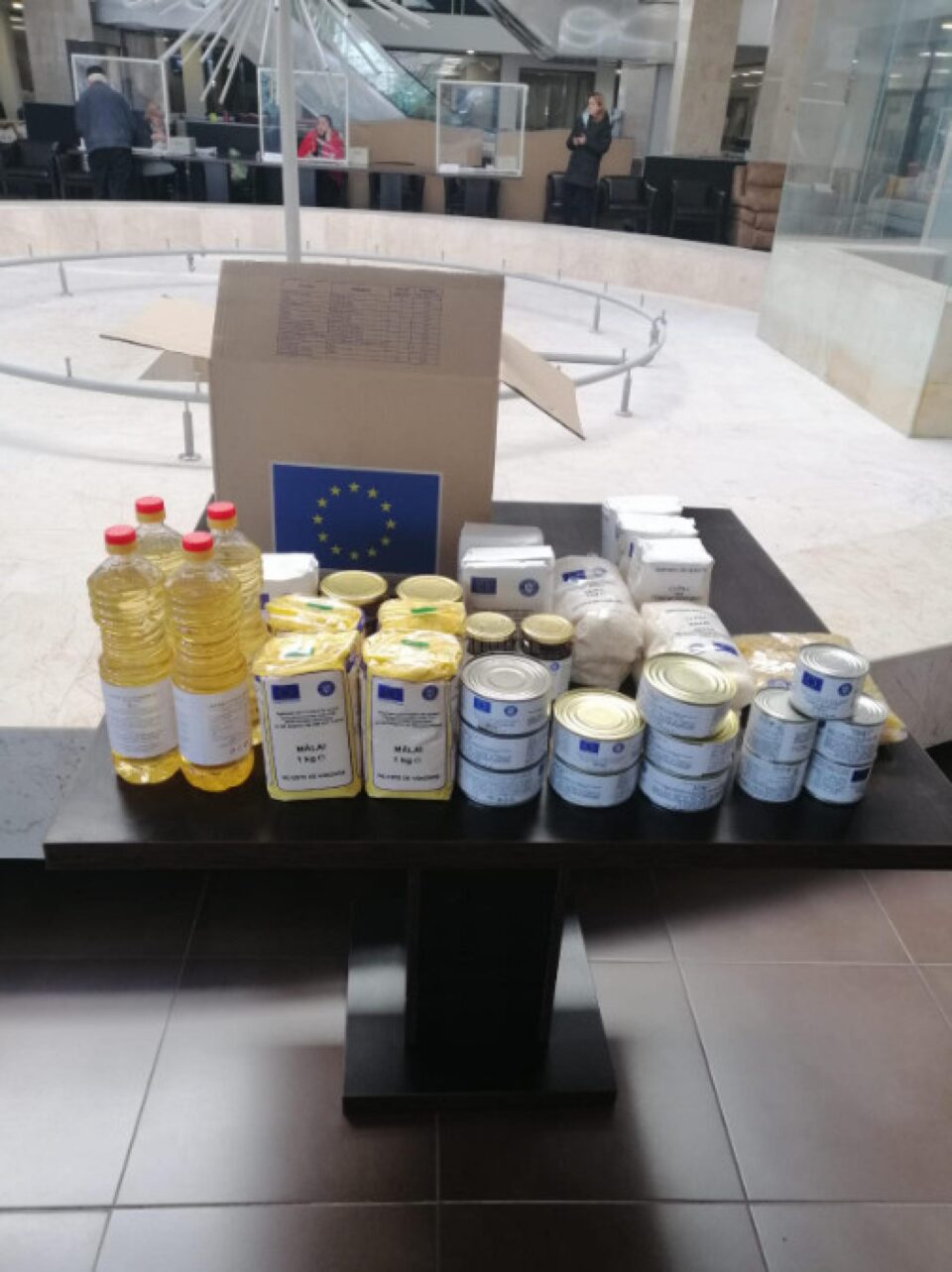Pachetele cu produse alimentare de la UE au fost distribuite chiar înaintea sărbătorilor pascale Pachetele cu produse alimentare de la UE au fost distribuite chiar înaintea sărbătorilor pascale