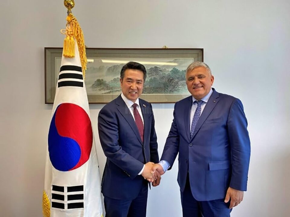 Ambasadorul agreat al Republicii Coreea în România, E.S. Rim Kap-soo, și noul consul onorific Dumitru Mihalescul Ambasadorul agreat al Republicii Coreea în România, E.S. Rim Kap-soo, și noul consul onorific Dumitru Mihalescul