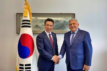 Ambasadorul agreat al Republicii Coreea în România, E.S. Rim Kap-soo, și noul consul onorific Dumitru Mihalescul