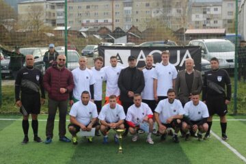 Regretatul Stelian Chiforescu în mijlocul jucătorilor echipei Cosmos, ultima laureată a Cupei AQUA Carpatica