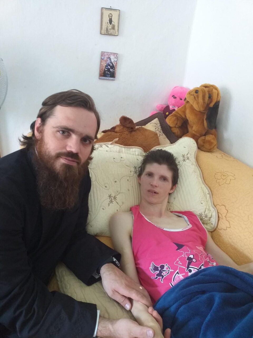 Mirela și preotul Gheorghe Macovei