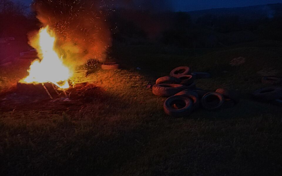 Rugul din paie a fost înlocuit cu cel din cauciucuri