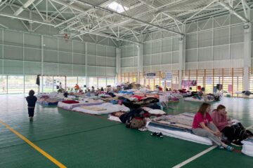Refugiați de război din Ucraina cazați în sala de sport de la Dumbrăveni