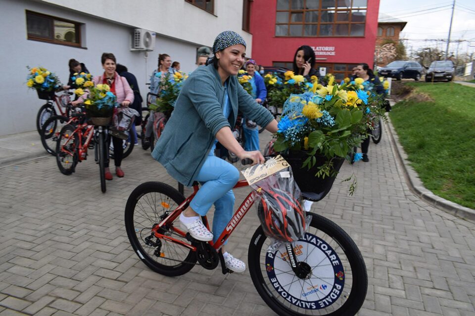 Asociația Pastel și Carrefour au oferit marți 31 de biciclete pentru cadre medicale de la Spitalul Municipal Fălticeni