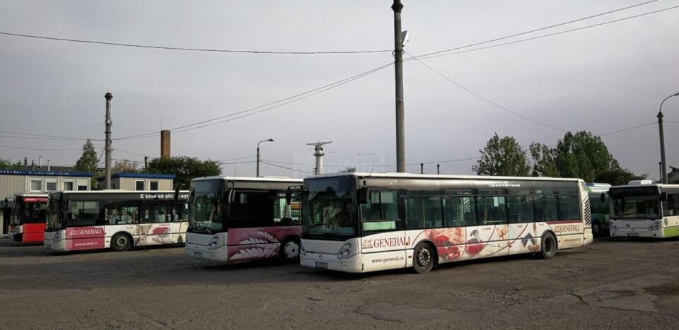 O parte dintre autobuzele Irisbus_iveco folosite acum de TPL ar putea ajunge ca ajutoare la Cernauți