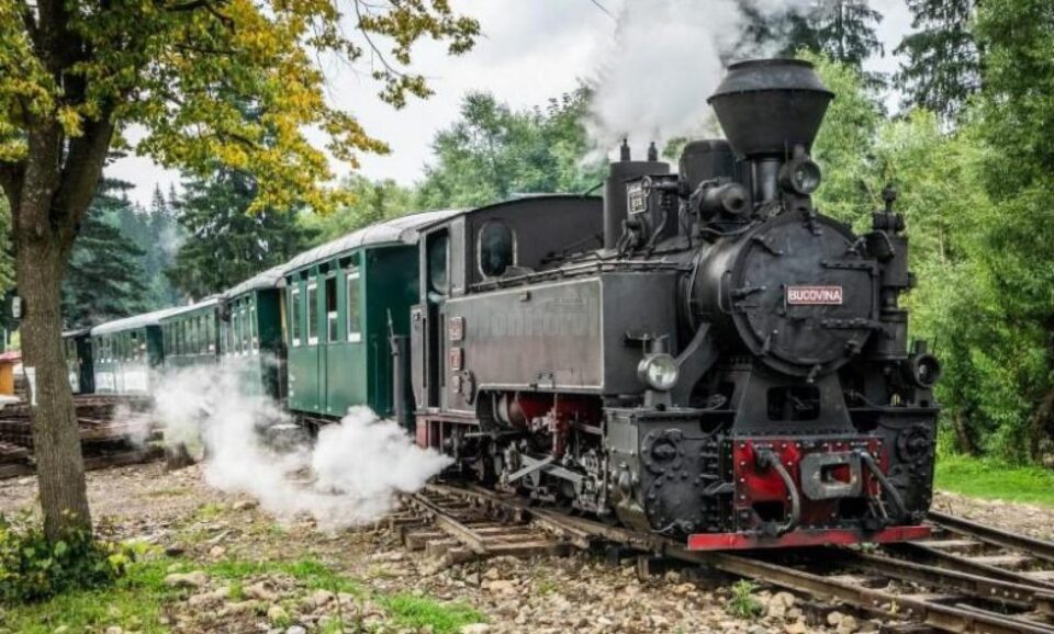 Mocănița din Bucovina își asteaptă turiștii de Paște