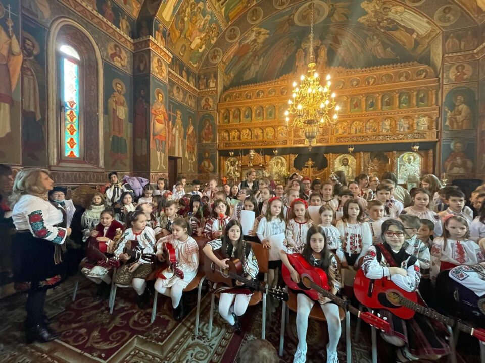 Zeci de copii de la Școala Gimnazială ,,Ion Creangă” Suceava și Școala Gimnazială nr. 8 Suceava au susținut un concert la Biserica „Sf. Vineri”