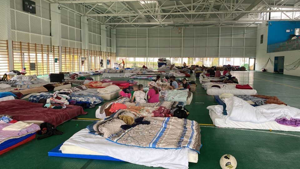 Mâncare tradițională de Paște pentru cei 31 de refugiați de război ucraineni cazați în sala de sport din Dumbrăveni