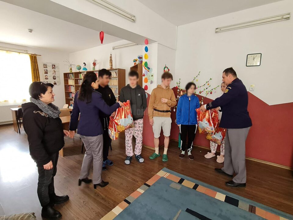 Daruri de la polițiștii de frontieră pentru „Universul Copiilor” din Rădăuți