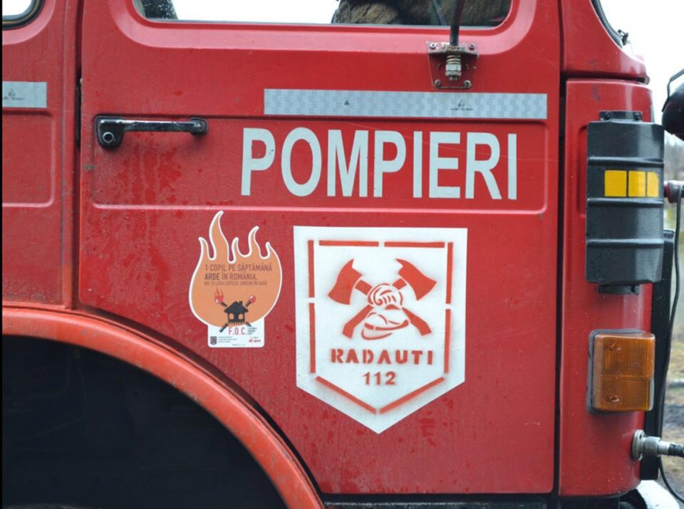 Prejudiciu însemnat după un incendiu care a mistuit două hale dezafectate, dar și material lemnos