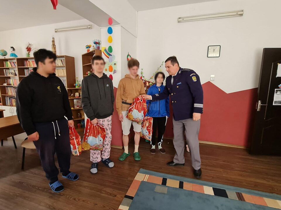 Daruri de la polițiștii de frontieră pentru „Universul Copiilor” din Rădăuți