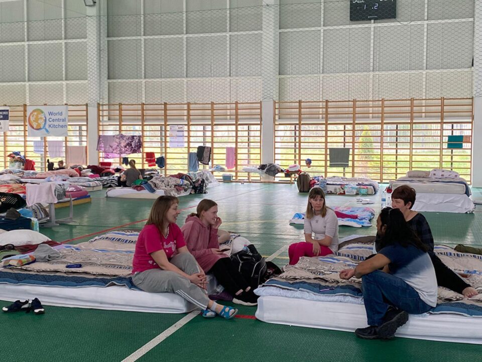Refugiați de război din Ucraina cazați în sala de sport de la Dumbrăveni
