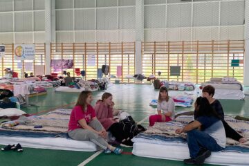 Refugiați de război din Ucraina cazați în sala de sport de la Dumbrăveni