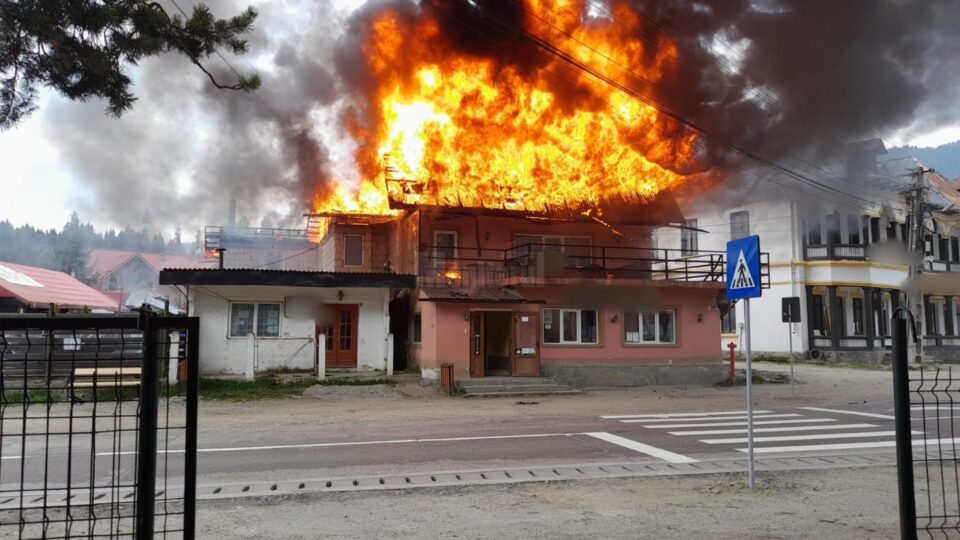 Incendiu puternic la o clădire cu spații comerciale din Broșteni