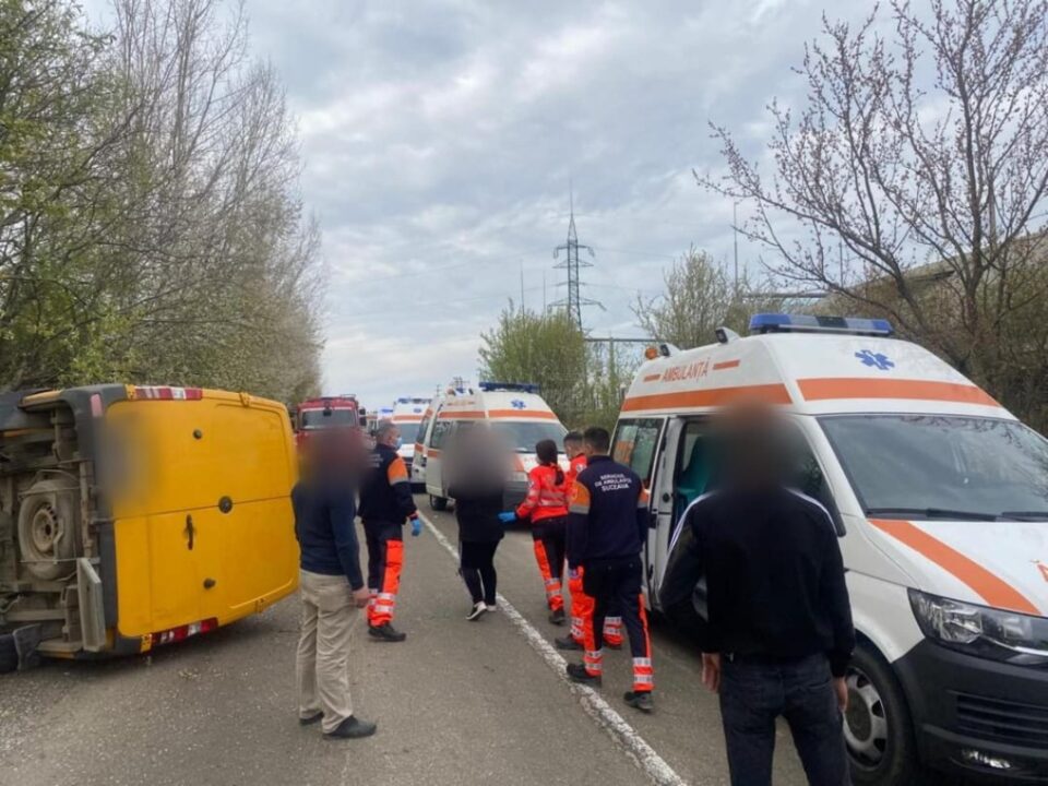 Microbuzul s-a răsturnat la Verești