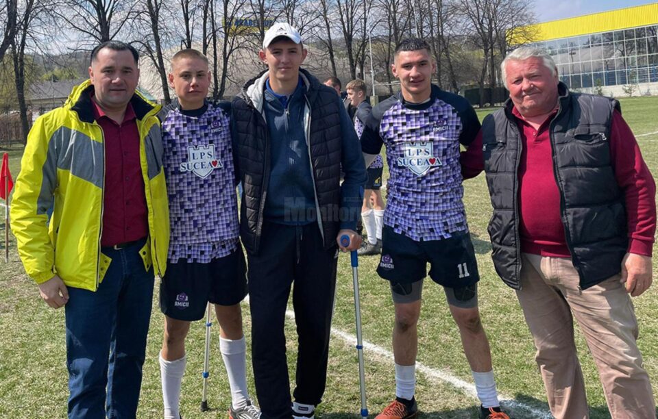 Primarul Radu Reziuc (stânga) și viceprimarul Ioan Ichimov (dreapta) i-au aplaudat și felicitat pe cei trei rugbiști originari din Mitocu Dragomirnei Primarul Radu Reziuc (stânga) și viceprimarul Ioan Ichimov (dreapta) i-au aplaudat și felicitat pe cei trei rugbiști originari din Mitocu Dragomirnei
