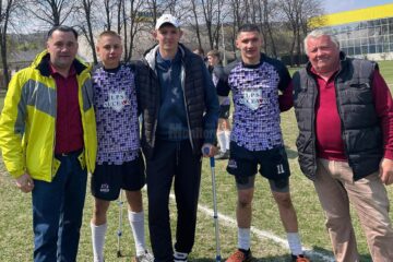 Primarul Radu Reziuc (stânga) și viceprimarul Ioan Ichimov (dreapta) i-au aplaudat și felicitat pe cei trei rugbiști originari din Mitocu Dragomirnei
