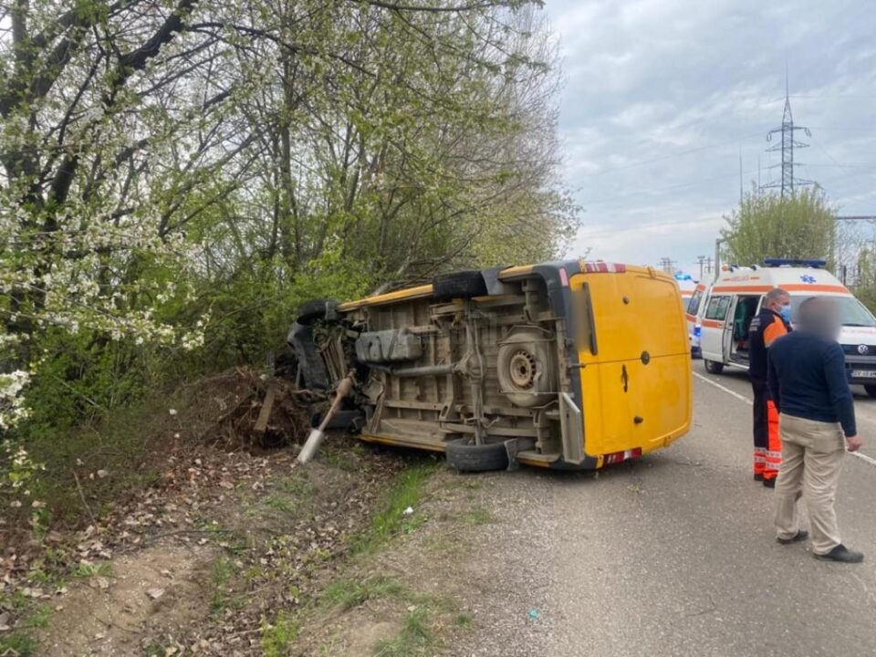 Microbuzul s-a răsturnat la Verești