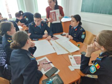 Vechi Motive Românești, Foto elev sergent Alexandra Gicovanu și elev fruntaș Larisa Dăscălescu (1).jpg